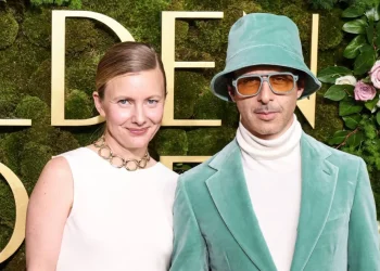 Anne Hathaway Reacts To Princess Diaries Throwback By Jeremy Strong At 2025 Golden Globes